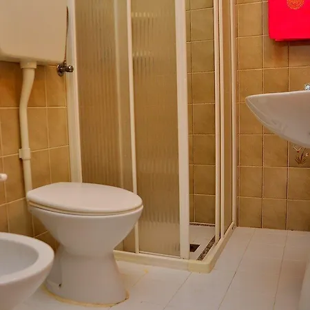 Lovely With Balcony - Beahost דירה ביביונה